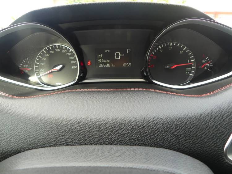 voiture occasion PEUGEOT 308 à la Réunion disponible sur noutlauto.re